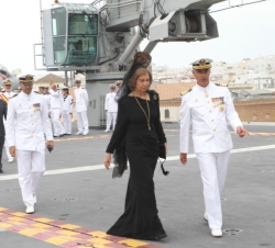 Su Majestad la Reina acompañada por el comandante del Juan Carlos I